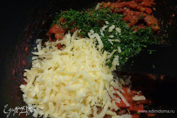 Посолить и поперчить овощи. Добавить к ним тертый на крупную терку сыр и мелкопорезанный укроп.