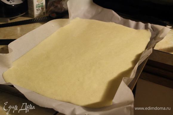 В форму застелить бумагу и отправить в духовку 180°С на 10 — 15 минут.