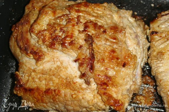 Обжарить мясо на сковороде гриль без масла по 5 минут с каждой стороны.