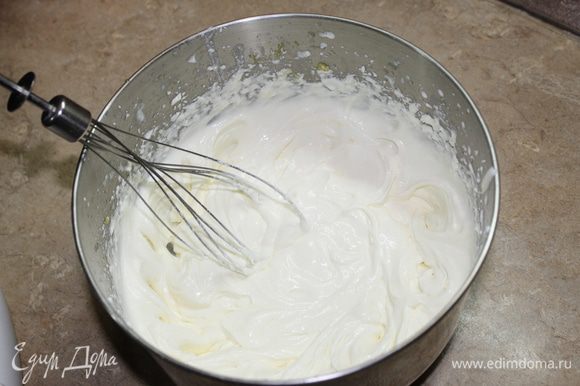 Добавьте к сыру маскарпоне молоко, сахарную пудру и цедру. С помощью миксера взбейте массу до кремообразного состояния, постепенно добавляя лимонный сок и лимончелло.