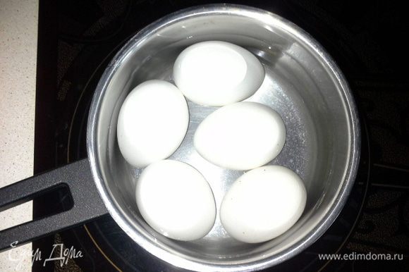 Отвариваем яйца 12 минут. Чистим, трем на мелкой терке.