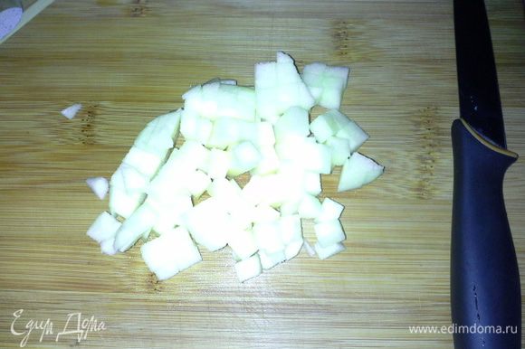 Половинку крупного сладкого яблока (лучше всего медовые) режем на мелкие кубики.