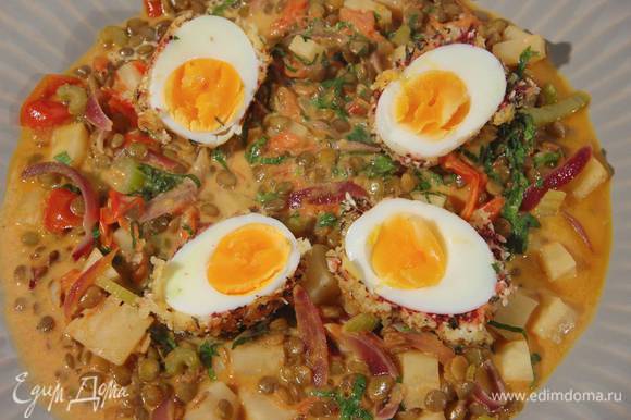 Базилик мелко порубить, добавить к овощам, все перемешать и выложить на тарелку, сверху поместить половинки яиц.
