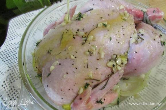 На лук выложить цыпленка (обязательно связать ножки). Затем залить цыпленка оставшимся маринадом, хорошо сбрызнуть оливковым маслом.