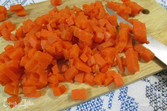 Морковь почистить и нарезать мелким кубиком.