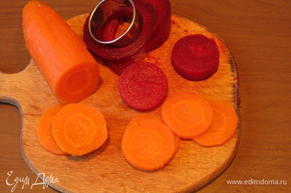 Отвариваем морковь и свеклу, пригодится несколько кружков, в праздничные дни, да и не только, остатки можно использовать на салат.