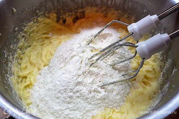 Добавляем взбитое яйцо, муку, соль. Замешиваем мягкое, эластичное тесто.