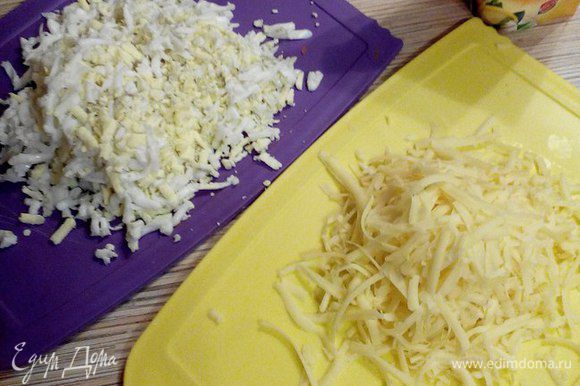 Сыр и яйца натереть на крупной терке.
