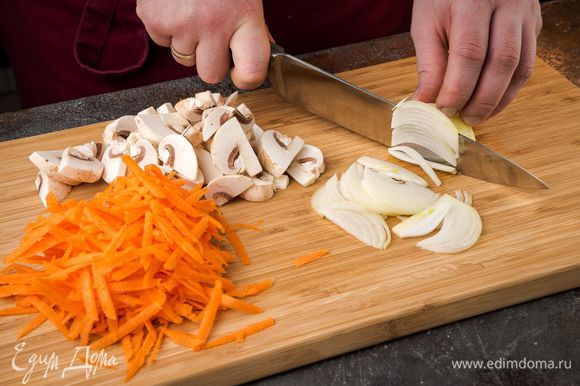 Морковь натереть на крупной терке, лук нарезать кубиками, грибы очистить и нарезать.