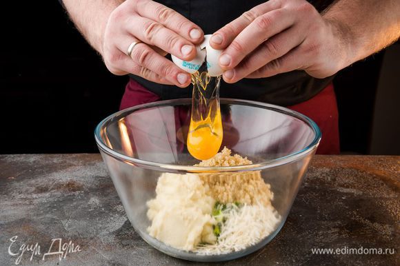 Цветную капусту соединить с киноа и сыром, добавить яйца, нарубленную зелень, всыпать муку, соль и перец, все перемешать.