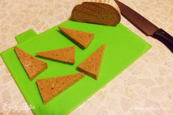 Нарежем хлеб треугольниками (елочками).