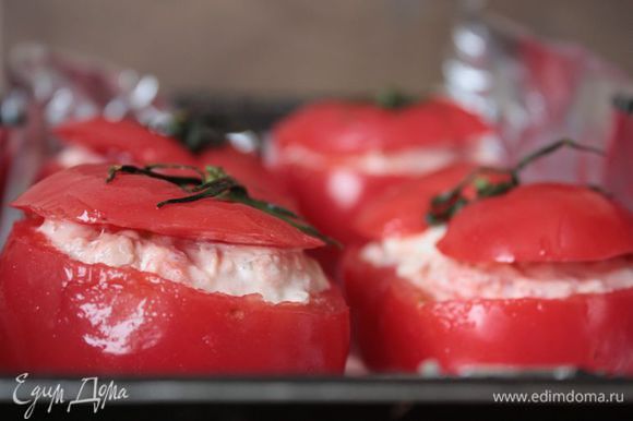 Получившейся начинкой наполните помидоры и отправьте их в духовку при 180°С на 10 — 20 минут. Следите за духовкой: помидоры должны стать более мягкими, но держащими форму.