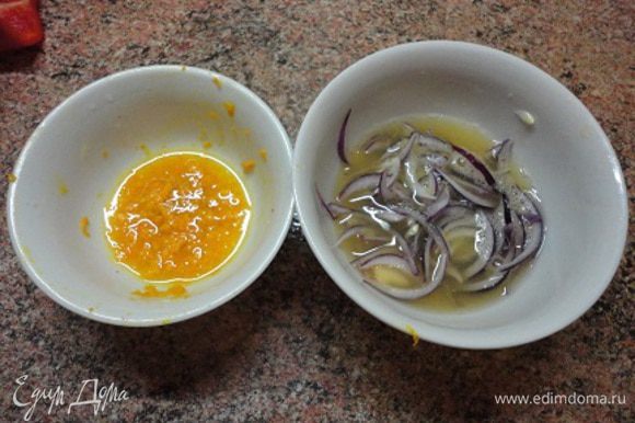 С апельсина снять цедру и выжать сок. 1 столовую ложку добавить к цедре, а в остальном соке маринуем лук, пока готовится грудка.