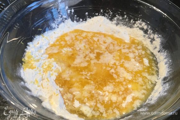 Добавьте яйца, сливочное масло сок и цедру лимона и быстро замесите тесто.