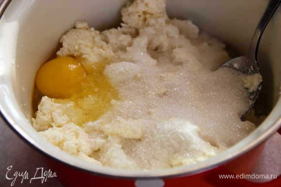 Творог смешиваем с яйцом, манкой, сахаром и ванилином. Масса должна быть однородной.