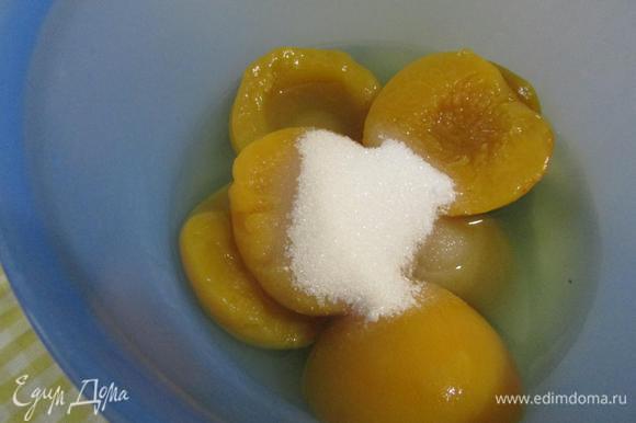 Этим временем приготовить мусс из консервированных персиков. В чаше соединить персики, 150 мл персикового сиропа, сахар и лимонную кислоту.