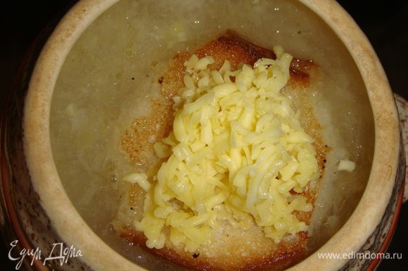 Сверху посыпать сыром и поставить в разогретую духовку.