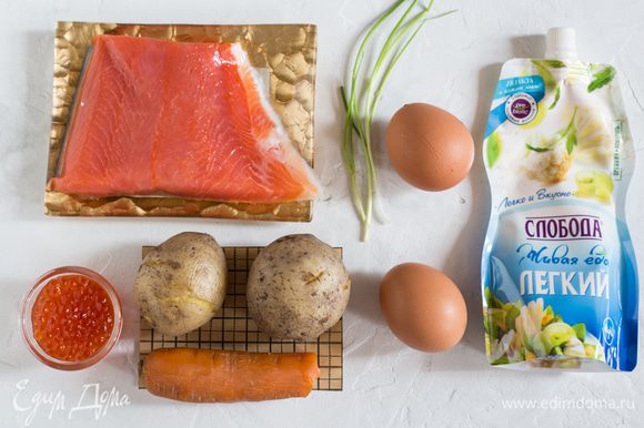 Подготовьте все ингредиенты. Картофель и морковь отварите в мундире, затем очистите. Яйца отварите в крутую.