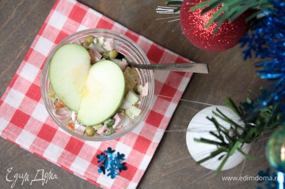 Разложите по порционным пиалам и украсьте небольшой долькой зеленого яблока для красоты. Приятного аппетита!
