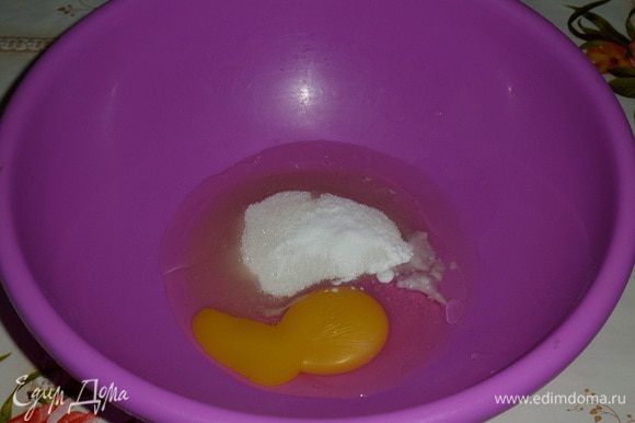 В чашке взбиваем яйцо, сахар, растительное масло и щепотку соли.