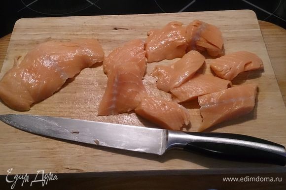 Нарезаем свежий лосось.