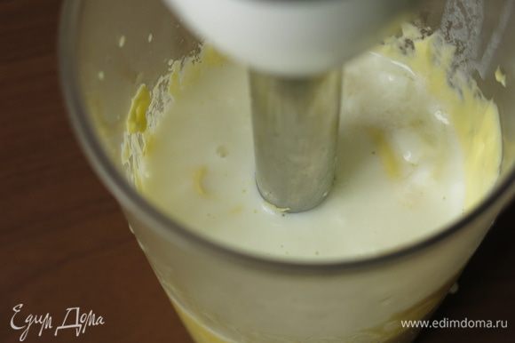 Наливаем молоко, предварительно подкисленное соком лимона и выдержанное при комнатной температуры, в оригинале 1/4 стакана пахты.