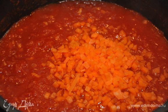 По прошествии 10 минут добавьте нарезанную мелкими кубиками морковь и оставьте тушиться еще минут на 20.