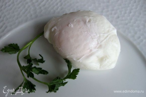 Приготовить яцо пашот. Яйцо хорошо охладить. В кастрюле вскипятить 1 литр воды. Убавить огонь. В воду, которая едва кипит, влить уксус. Разбить в стакан (чашку) яйцо и, сделав в воде ложкой воронку, выпустить яйцо в воду. Если у вас яйцо не одно, а несколько, то надо выпускать в воду по 1 яйцу. Оставить в воде на 3 минуты, на очень слабом огне, почти без кипения, накрыть крышкой. Вынуть и поместить в холодную подсоленную воду и тут же слить ее.