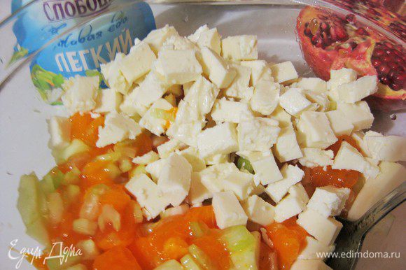 Адыгейский сыр нарезать кубиком, добавить в салат, перемешать.