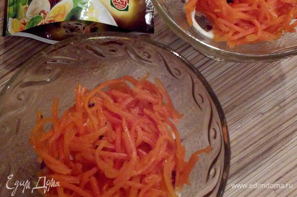 Далее уложите слой морковки по-корейски. Если ее полоски слишком длинные, то ее лучше измельчить.