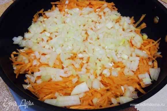 Отдельно, в другой сковороде, пожарить (только до мягкости моркови и лука) тертую морковь и вторую часть лука.