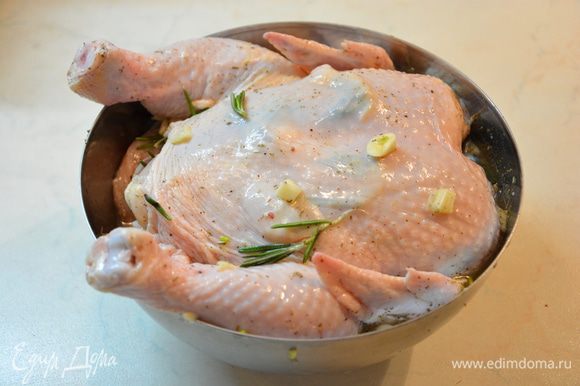 Выложить курицу в лимонный соус и хорошенько им натереть снаружи и внутри.