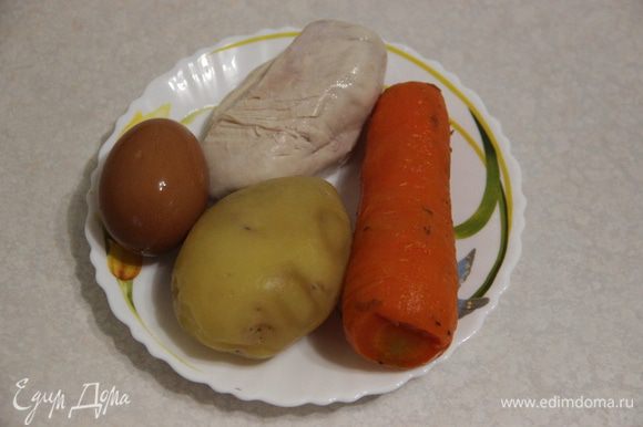 Отварим картофель, морковь, яйца и куриную грудку в слегка подсоленной воде.