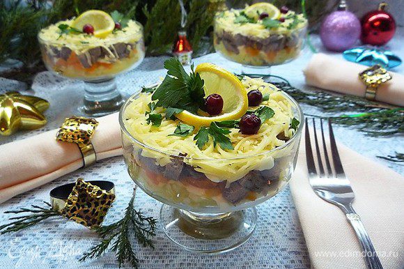 Верх посыпаем сыром, натертым на мелкой терке. Украшаем салат дольками лимона, свежей зеленью и ягодками клюквы. Приятного аппетита! С Новым Годом и Рождеством!