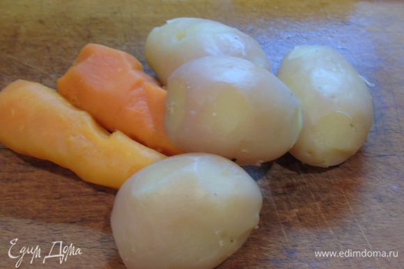 Отварите картофель и морковь. Яйца тоже отварите.