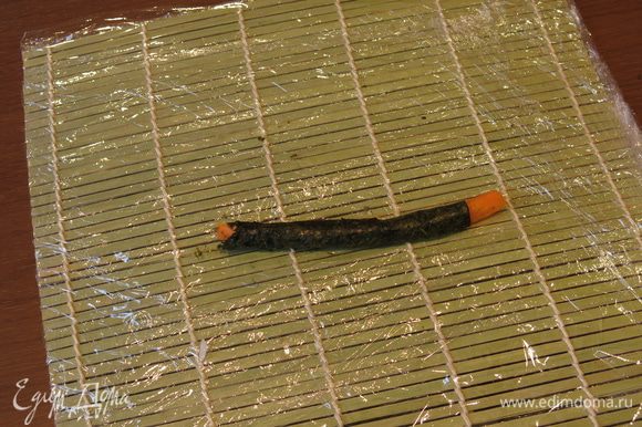 В тонкую полоску длиной 10,5 см (кусочек 3) заворачиваем морковь. Можно морковь сварить, а можно положить сырую.