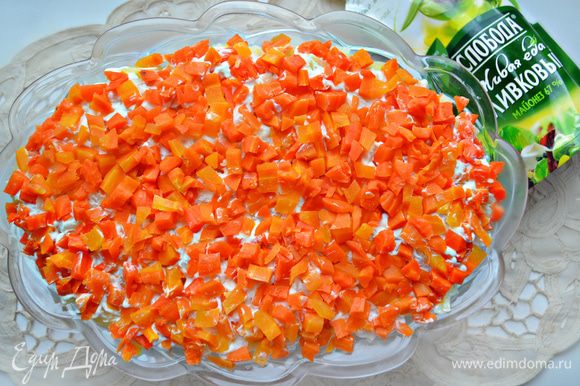 Третьим слоем выложите морковь и снова промажьте майонезом.