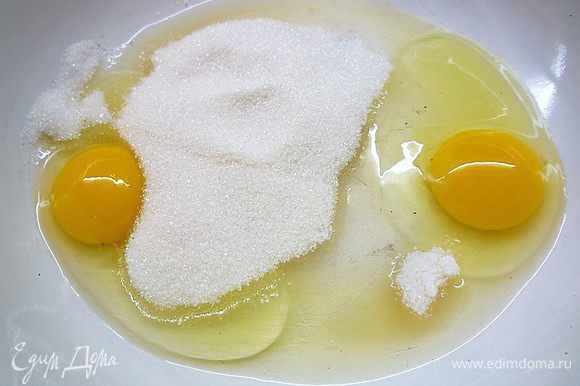 В чашку кладем яйца, всыпаем сахар, добавляем ванильный сахар.