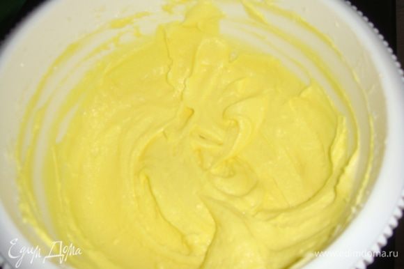 Для крема взбить миксером сливочный сыр, сливки и сахарную пудру. Добавить краситель и перемешать.