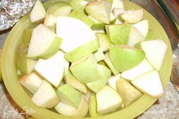 Яблоки очистить от сердцевины и нарезать крупными кусочками.