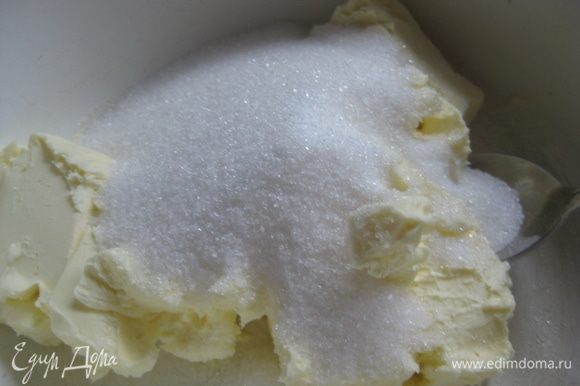 Тщательно растереть размягченное сливочное масло и сахар, добавить ванильный сахар.