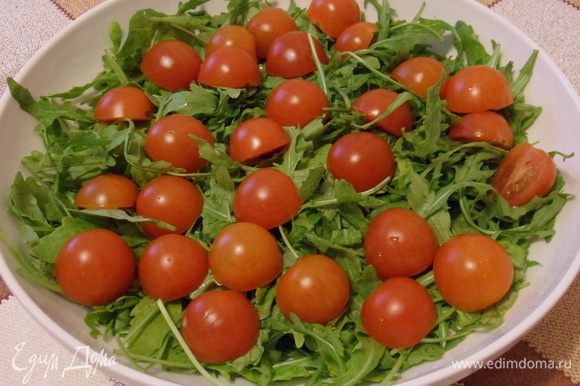 Смешиваем салатные листья с помидорками.