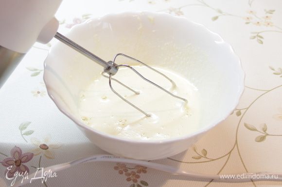 Взбить миксером яйца с сахаром, сливочным маслом (комнатной температуры) и кефиром.
