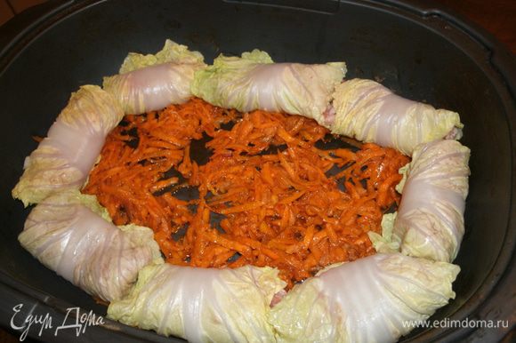 Выкладывать завернутые голубцы в посуду для тушения, поверх поджарки из моркови.