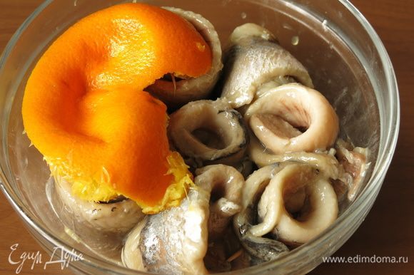 Выкладываем в посуду с остатками маринада, накрываем шкуркой апельсина.