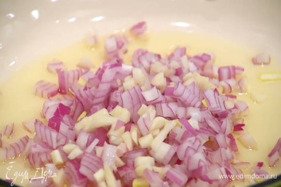 Разогреть в сковороде 2 ст. ложки оливкового масла и обжарить лук и чеснок.