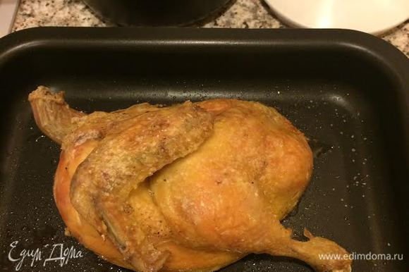 Курицу достать из бульона и обжарить на сковороде или в духовке.