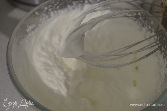 Для крема взбить сливки в крепкую массу.