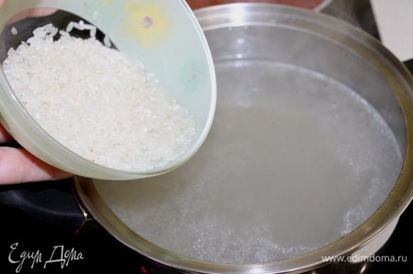 Рис промыть, опустить его в кипящий мясной бульон, варить минут 15.
