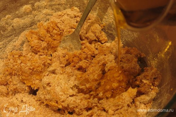 В массу вливаем масло льняное Biolio. Замешиваем тесто мягкое и структурное за счет цельнозерновой муки и хлопьев.